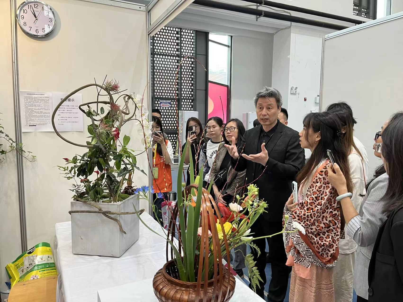 裁判代表对我校学子作品进行点评
