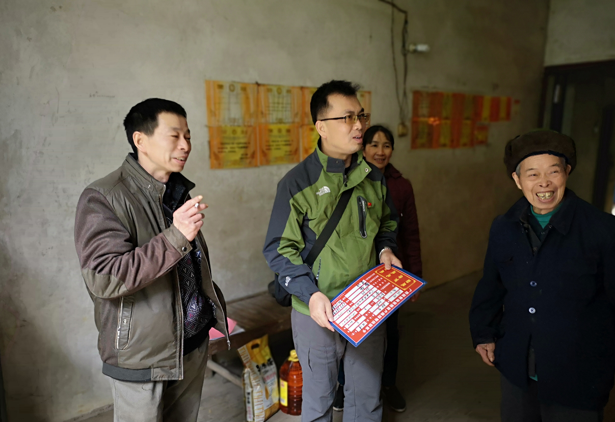 管理工程系党总支书记蔡明礼入户慰问帮扶贫困户