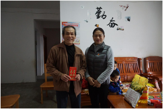 艺术设计系党总支书记杨飒飒入户慰问帮扶贫困户