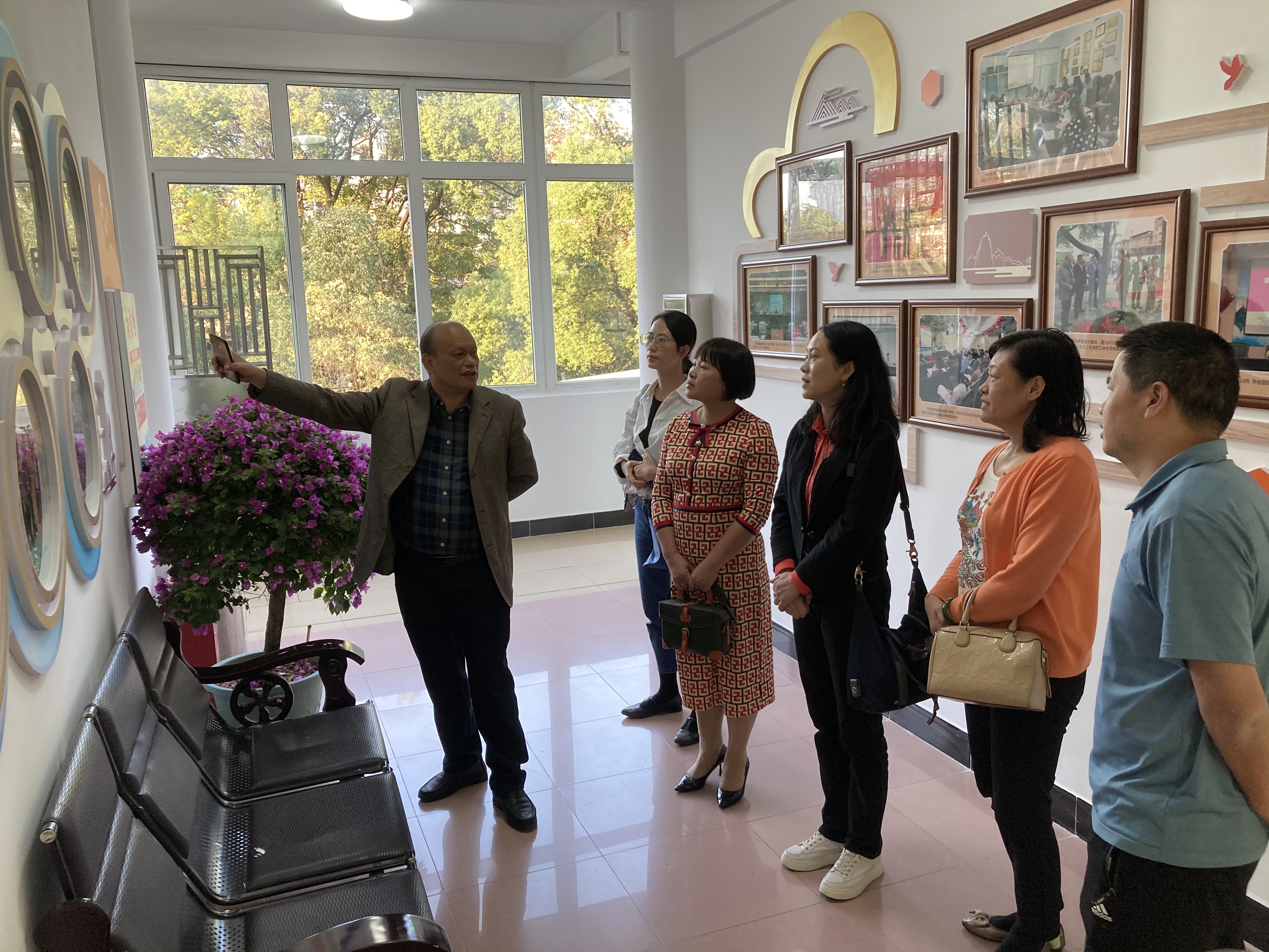 广西师范大学常务副主席易锦言介绍墙面文化